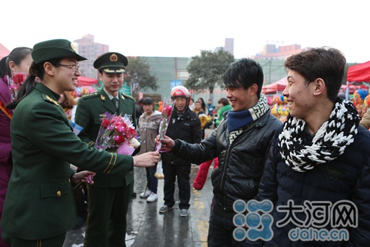 119朵玫瑰贈(zèng)煙民 提醒注意消防安全 119朵玫瑰贈(zèng)煙民 提醒注意消防安全