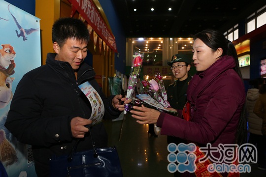 119朵玫瑰贈(zèng)煙民 提醒注意消防安全 119朵玫瑰贈(zèng)煙民 提醒注意消防安全