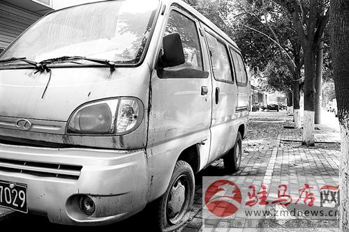 駐馬店市迅達(dá)路中段出現(xiàn)“僵尸”車 駐馬店市迅達(dá)路中段出現(xiàn)“僵尸”車