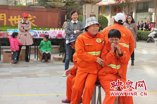 迎三八節(jié) 鄭州未來路街道辦邀請(qǐng)環(huán)衛(wèi)工舉行游藝活動(dòng) 迎三八節(jié) 鄭州未來路街道辦邀請(qǐng)環(huán)衛(wèi)工舉行游藝活動(dòng)