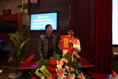 河南平頂山魯山縣電視臺(tái)的記者張朝岑，接過(guò)了河南電視臺(tái)9頻道總監(jiān)張克宣遞上的聘書(shū)。