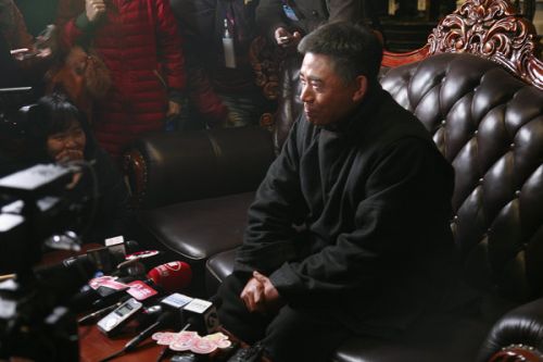 各路記者的長槍短炮對準了《大河兒女》主演陳寶國。