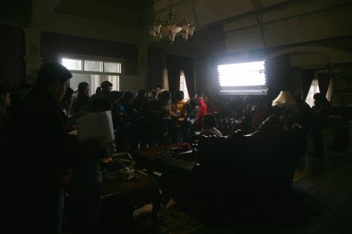 各路媒體記者探班《大河兒女》現(xiàn)場。