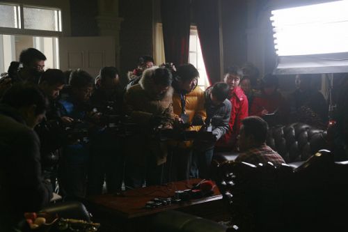 各路媒體記者探班《大河兒女》現(xiàn)場。