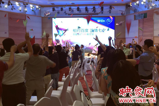 全場一齊放飛“愛情心愿紙飛機(jī)”,能不能飛進(jìn)“ta”的心里? 全場一齊放飛“愛情心愿紙飛機(jī)”,能不能飛進(jìn)“ta”的心里?