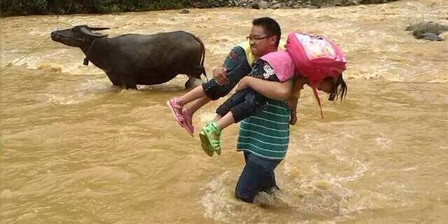 云南一小學(xué)老師常背學(xué)生過河上學(xué) 云南一小學(xué)老師常背學(xué)生過河上學(xué)