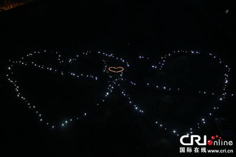 長春近千人湊成巨大愛心向女同學(xué)求愛