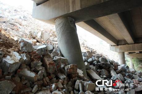 鄭州一橋墩被壓斷 村民阻車(chē)遭槍擊 鄭州一橋墩被壓斷 村民阻車(chē)遭槍擊