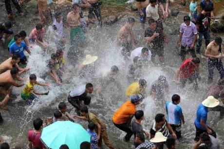 廣西舉辦鬧魚(yú)節(jié) 上萬(wàn)人水塘抓魚(yú) 廣西舉辦鬧魚(yú)節(jié) 上萬(wàn)人水塘抓魚(yú)