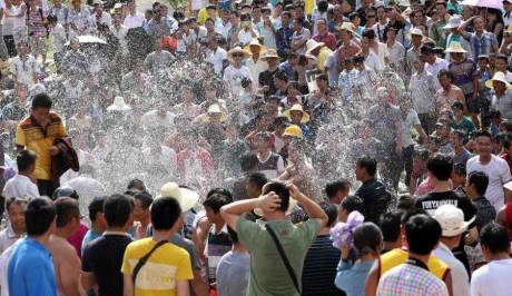 廣西舉辦鬧魚(yú)節(jié) 上萬(wàn)人水塘抓魚(yú) 廣西舉辦鬧魚(yú)節(jié) 上萬(wàn)人水塘抓魚(yú)