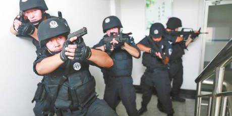 河南特警拍“拉轟大片” 河南特警拍“拉轟大片”