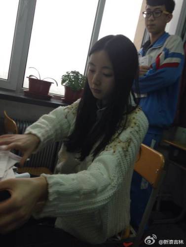 吉林女教師被同學(xué)譽(yù)為最美生物老師 吉林女教師被同學(xué)譽(yù)為最美生物老師