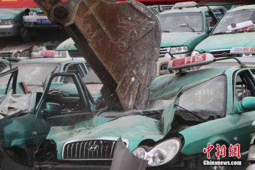 廣州銷毀178輛克隆出租車(chē) 搗毀多個(gè)窩點(diǎn)