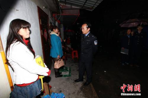 湖北警方夜查 一夜抓獲79名有償陪侍女 湖北警方夜查 一夜抓獲79名有償陪侍女