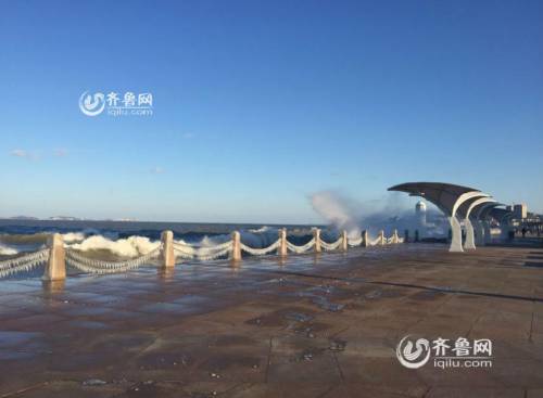 煙臺(tái)濱海廣場(chǎng)現(xiàn)冰凌美景 綿延千米 煙臺(tái)濱海廣場(chǎng)現(xiàn)冰凌美景 綿延千米