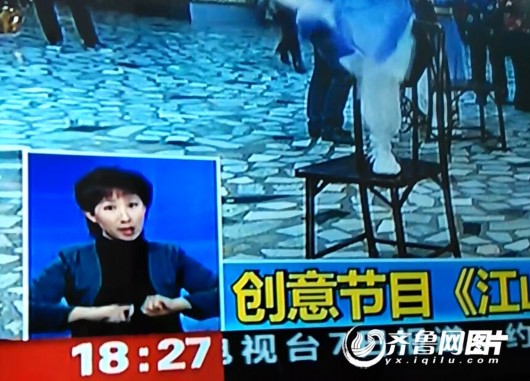 央視手語女主播現(xiàn)“表情姐” 央視手語女主播現(xiàn)“表情姐”