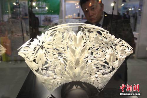 “3D打印婚紗”亮相上海奪人眼球 “3D打印婚紗”亮相上海奪人眼球