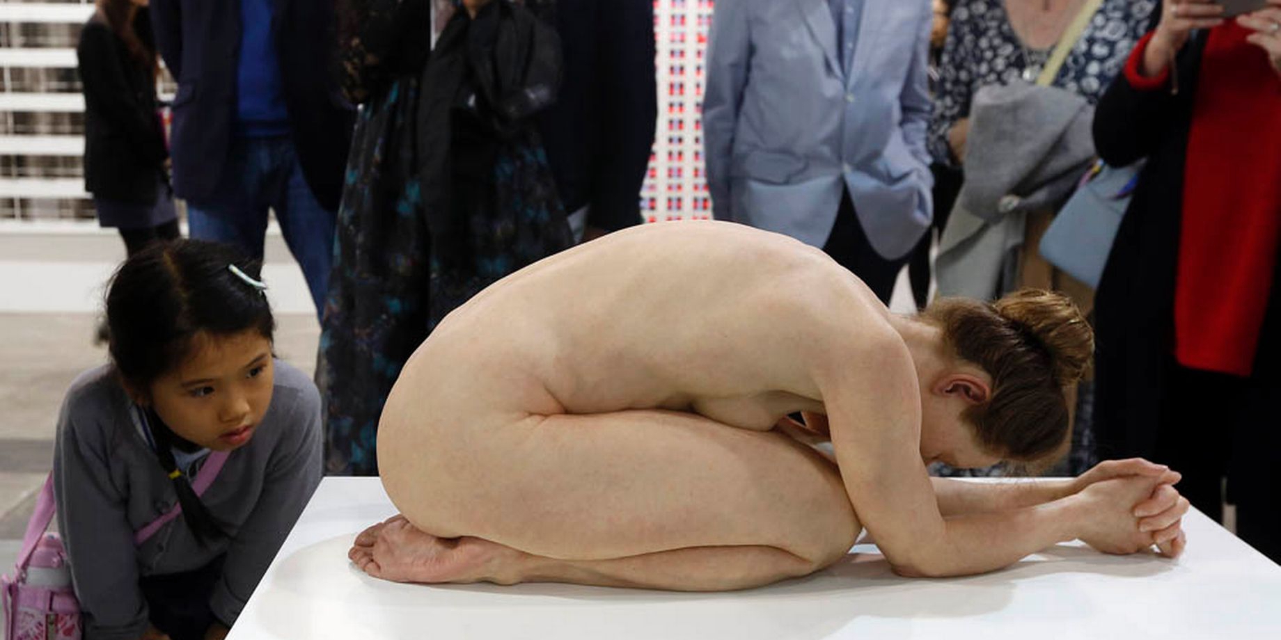 香港數(shù)百人與逼真裸女雕像自拍 香港數(shù)百人與逼真裸女雕像自拍