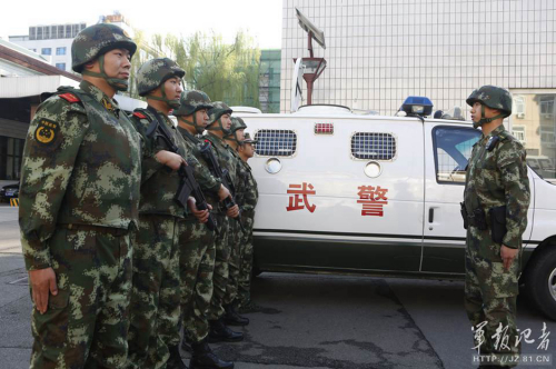 長安街武警:全副武裝執(zhí)勤 最矮1米8 長安街武警:全副武裝執(zhí)勤 最矮1米8