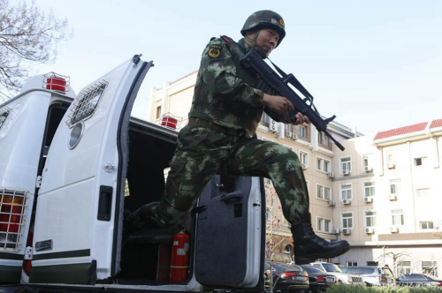 長安街武警:全副武裝執(zhí)勤 最矮1米8 長安街武警:全副武裝執(zhí)勤 最矮1米8