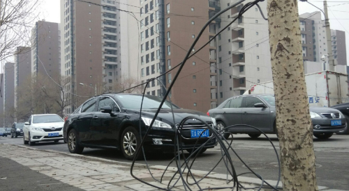 線纜被刮斷影響交通 沈陽(yáng)昨現(xiàn) 線纜被刮斷影響交通 沈陽(yáng)昨現(xiàn)