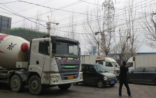 線纜被刮斷影響交通 沈陽(yáng)昨現(xiàn) 線纜被刮斷影響交通 沈陽(yáng)昨現(xiàn)