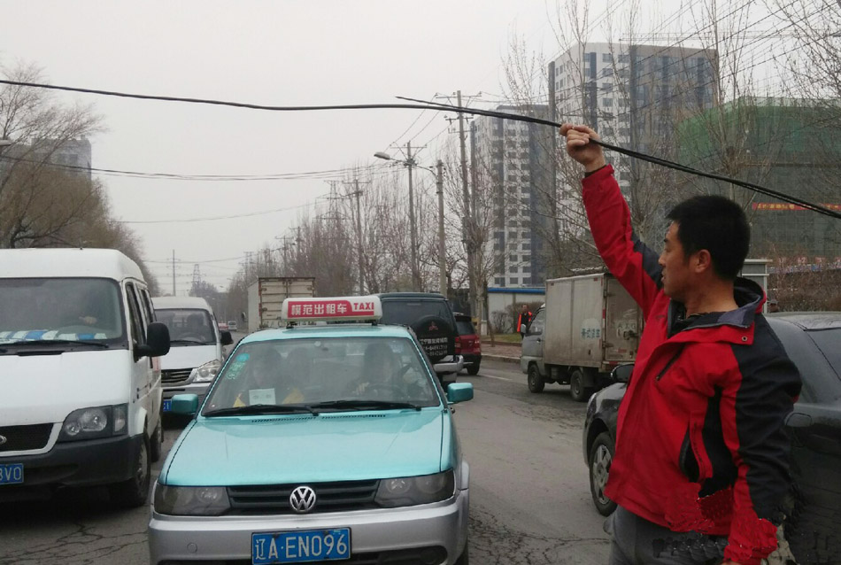 線纜被刮斷影響交通 沈陽(yáng)昨現(xiàn) 線纜被刮斷影響交通 沈陽(yáng)昨現(xiàn)