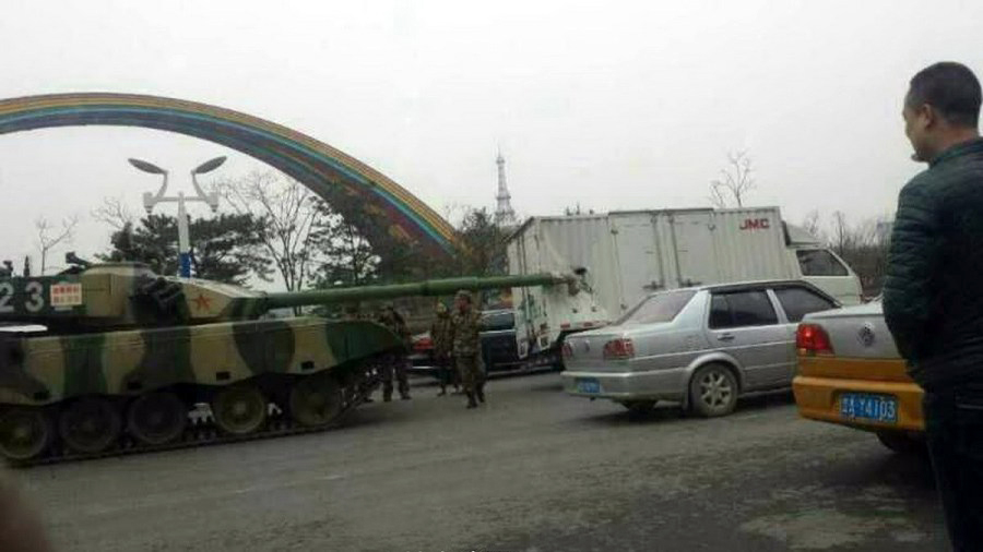 坦克追尾汽車瞬間 坦克追尾汽車瞬間