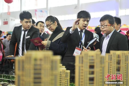 沈陽(yáng)房交會(huì)上演蒙眼撈錢促銷 沈陽(yáng)房交會(huì)上演蒙眼撈錢促銷