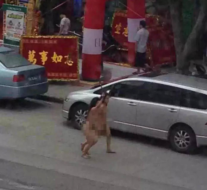 兩裸女在惠州鬧市狂奔 兩裸女在惠州鬧市狂奔