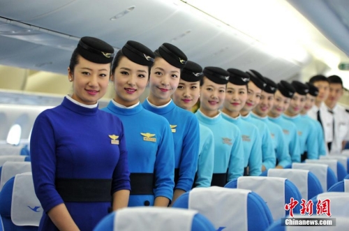 廈航空乘全面換裝 新制服凸顯國際范 廈航空乘全面換裝 新制服凸顯國際范