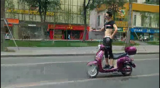 奇葩男子電動車上秀雜技 戴墨鏡大撒把 奇葩男子電動車上秀雜技 戴墨鏡大撒把