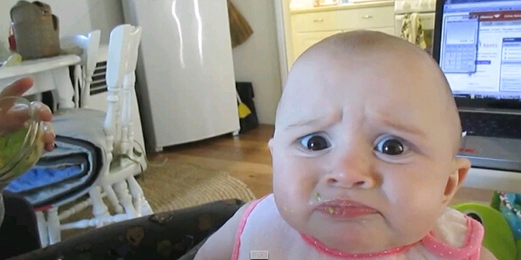 外國(guó)寶寶初嘗鱷梨表情萌翻網(wǎng)友