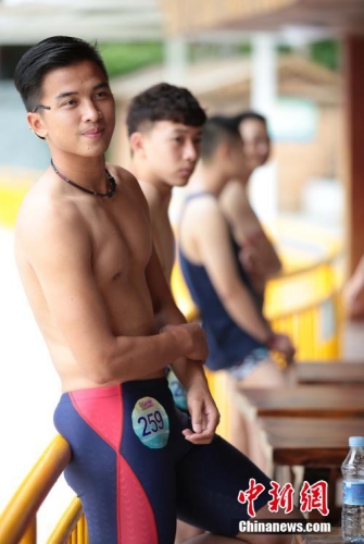 學(xué)生參加?；ㄐ２荽筚?穿比基尼秀身材