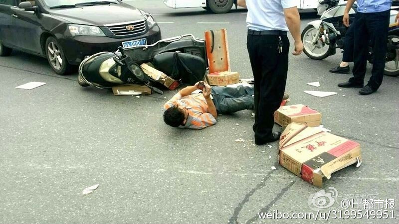 長沙男子車禍現場躺地上玩手機