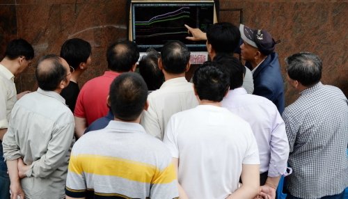 上海街頭再現(xiàn)“馬路股市沙龍” 上海街頭再現(xiàn)“馬路股市沙龍”