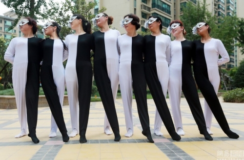 河南大媽自編“錯覺廣場舞” 河南大媽自編“錯覺廣場舞”