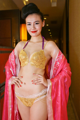 鄭州黃金內(nèi)衣秀現(xiàn)場 每套價值400萬元