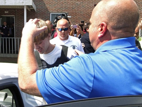 這個白人男子沖進(jìn)教堂殺死9名黑人 這個白人男子沖進(jìn)教堂殺死9名黑人