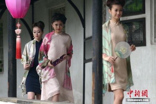 美女旗袍走秀拙政園 展融合之美 美女旗袍走秀拙政園 展融合之美