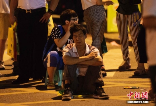 長沙家長為孩子讀高中通宵排隊 長沙家長為孩子讀高中通宵排隊