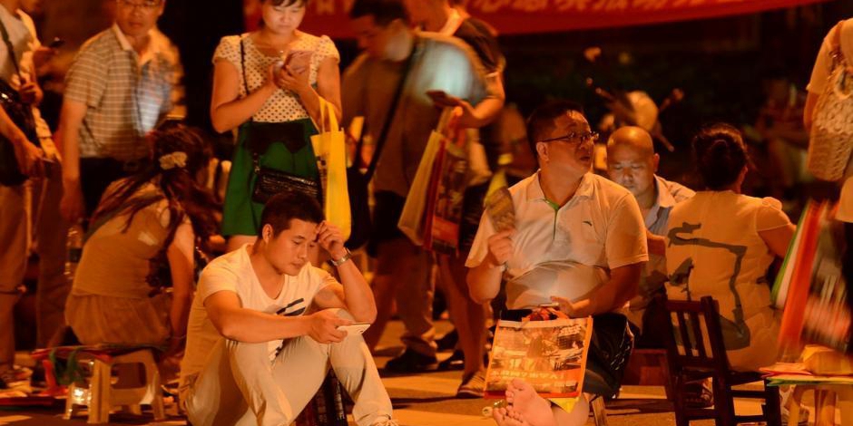 長沙家長為孩子讀高中通宵排隊 長沙家長為孩子讀高中通宵排隊