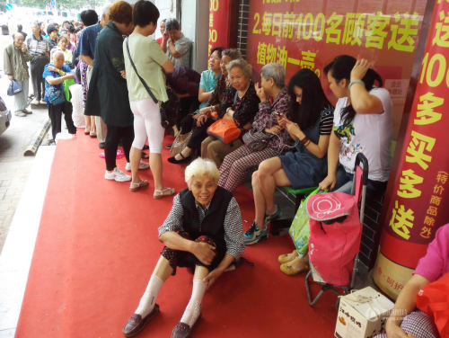 武漢商店促銷 80歲太婆凌晨4點排隊 武漢商店促銷 80歲太婆凌晨4點排隊