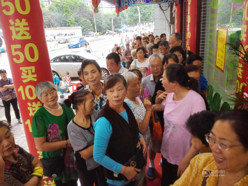武漢商店促銷 80歲太婆凌晨4點排隊 武漢商店促銷 80歲太婆凌晨4點排隊