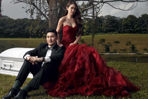 新加坡準(zhǔn)夫婦拍攝棺材主題婚紗照 新加坡準(zhǔn)夫婦拍攝棺材主題婚紗照