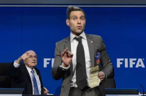 布拉特發(fā)布會遭美元砸臉 布拉特發(fā)布會遭美元砸臉