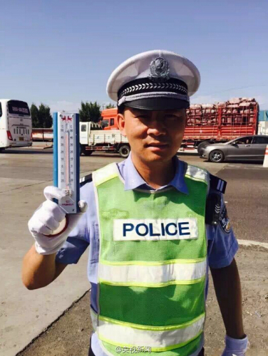 新疆高溫 沙子烤熟雞蛋交警鞋底 新疆高溫 沙子烤熟雞蛋交警鞋底