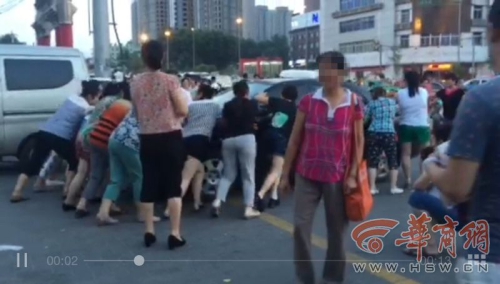 為跳廣場舞大媽推走三輛汽車騰地方 為跳廣場舞大媽推走三輛汽車騰地方