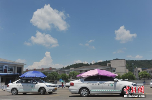 杭州一駕?，F(xiàn)遮陽新招 教練車車頂撐傘