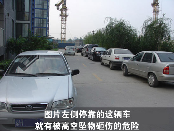 停在高層建筑的陽(yáng)臺(tái)附近很危險(xiǎn) 停在高層建筑的陽(yáng)臺(tái)附近很危險(xiǎn)